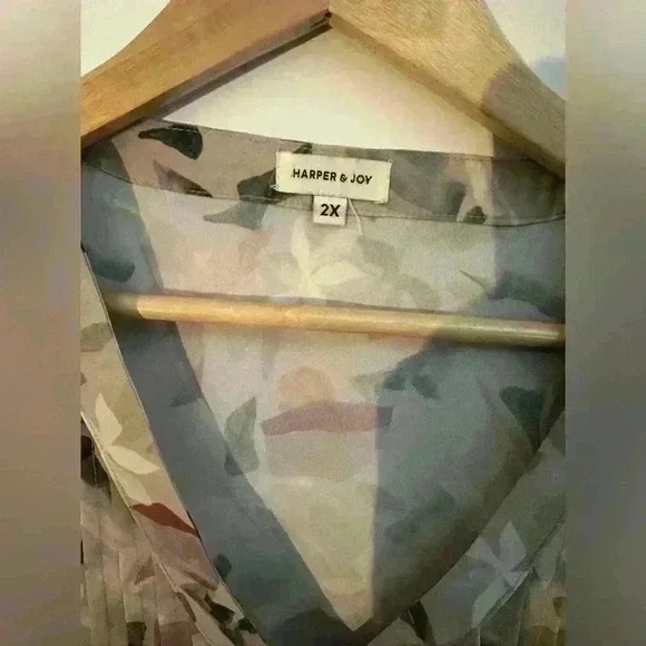 Harper and Joy Henley Style Blouse in floral Pattern—plus size 2X - Picture 5 of 8